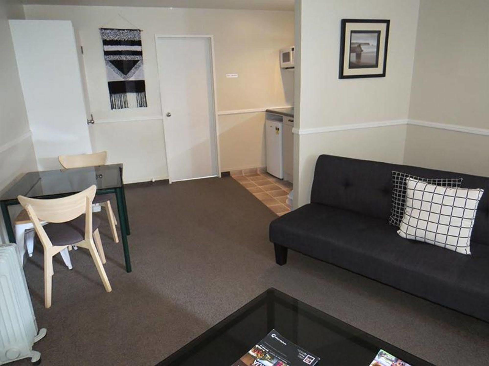 Pohutu Motel 3*
