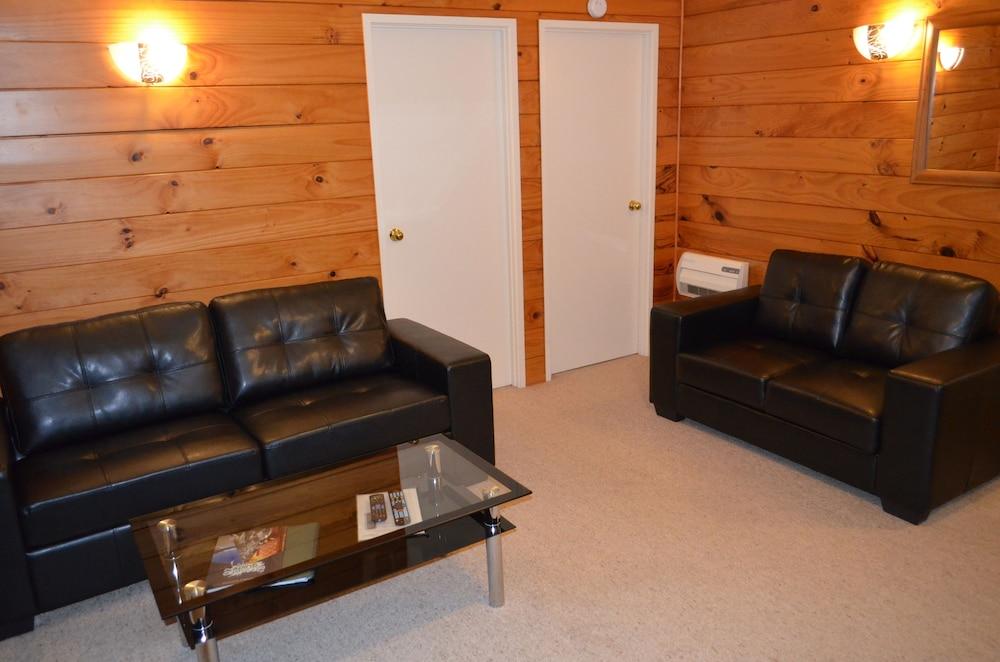 Motel Cedarwood Lakeside & Conference Venue