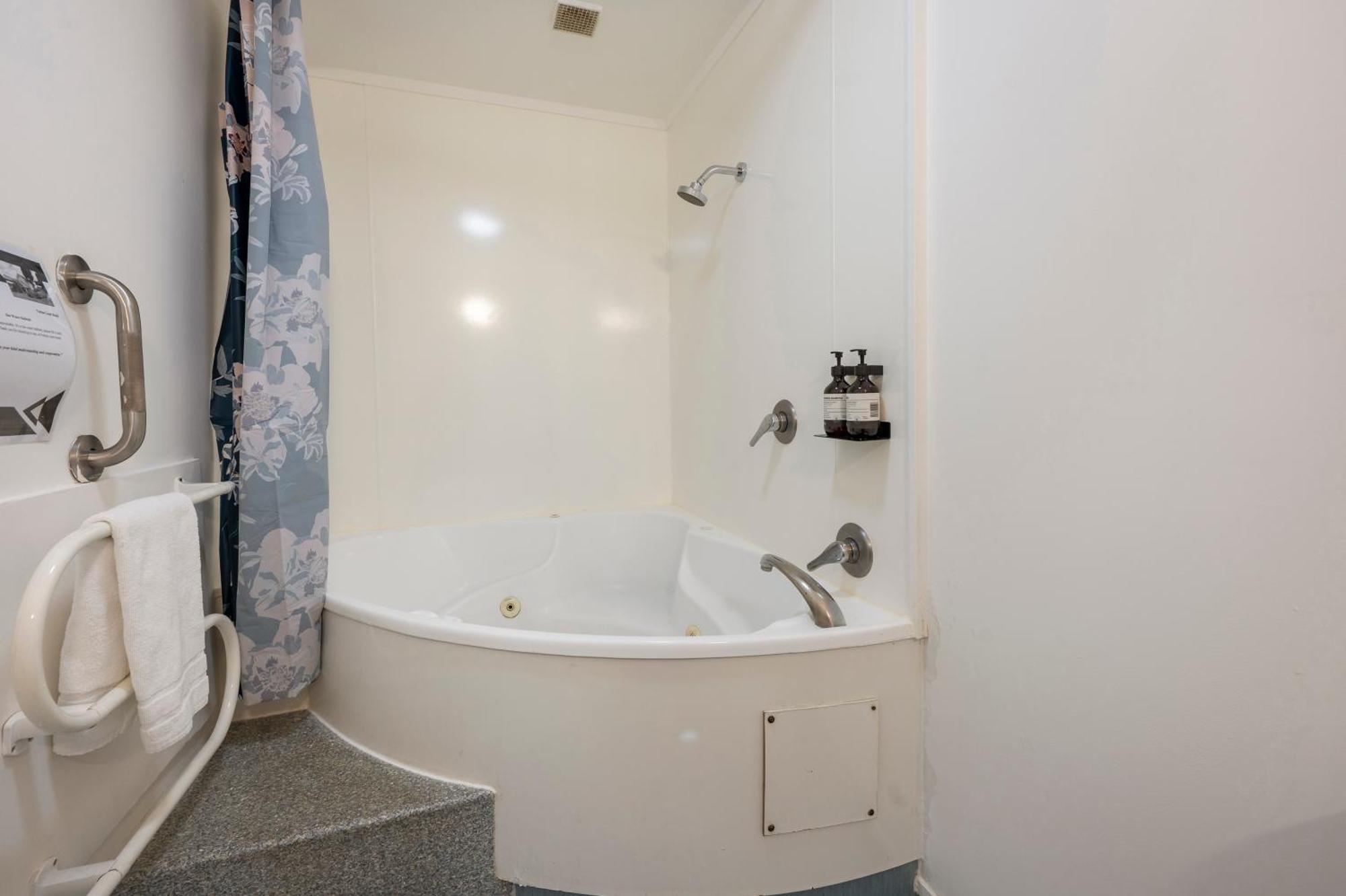 Fenton Court Motel 4*