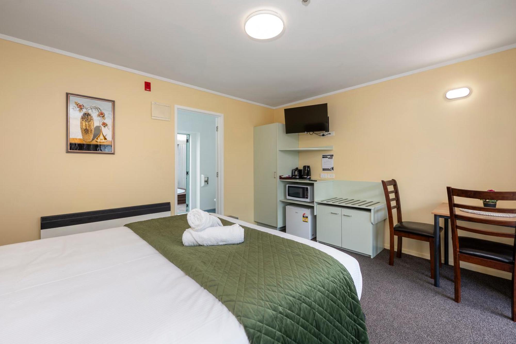 Fenton Court Motel 4*