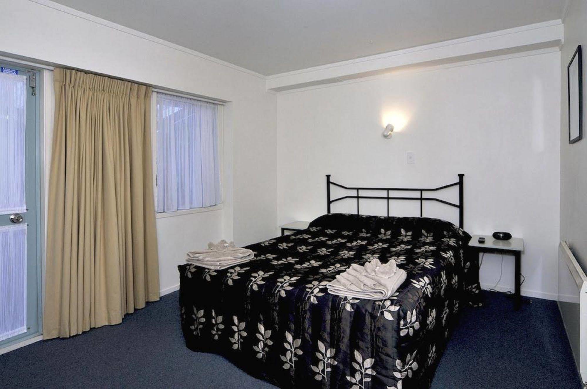Fenton Court Motel 4*