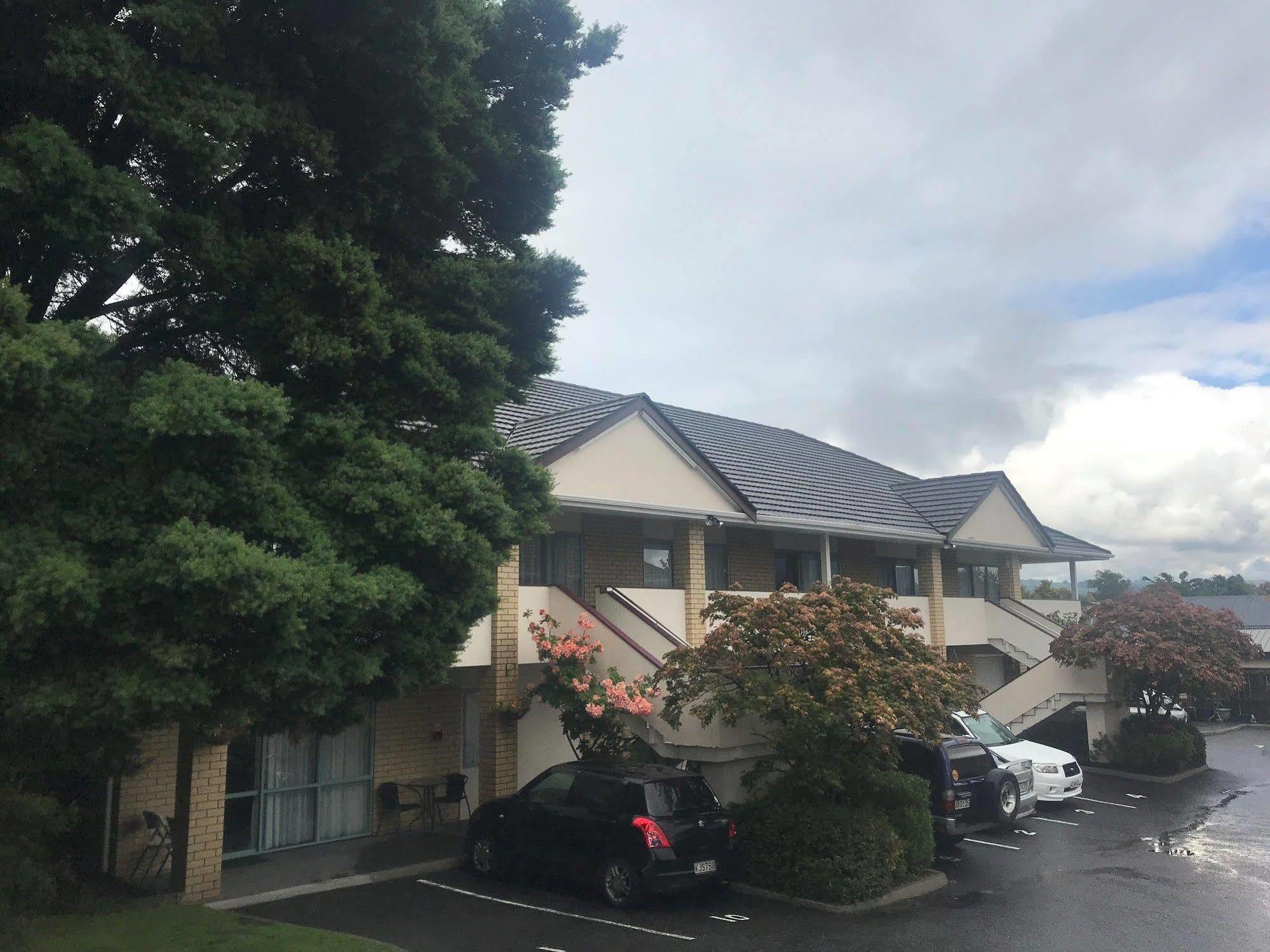 Fenton Court Motel 4*