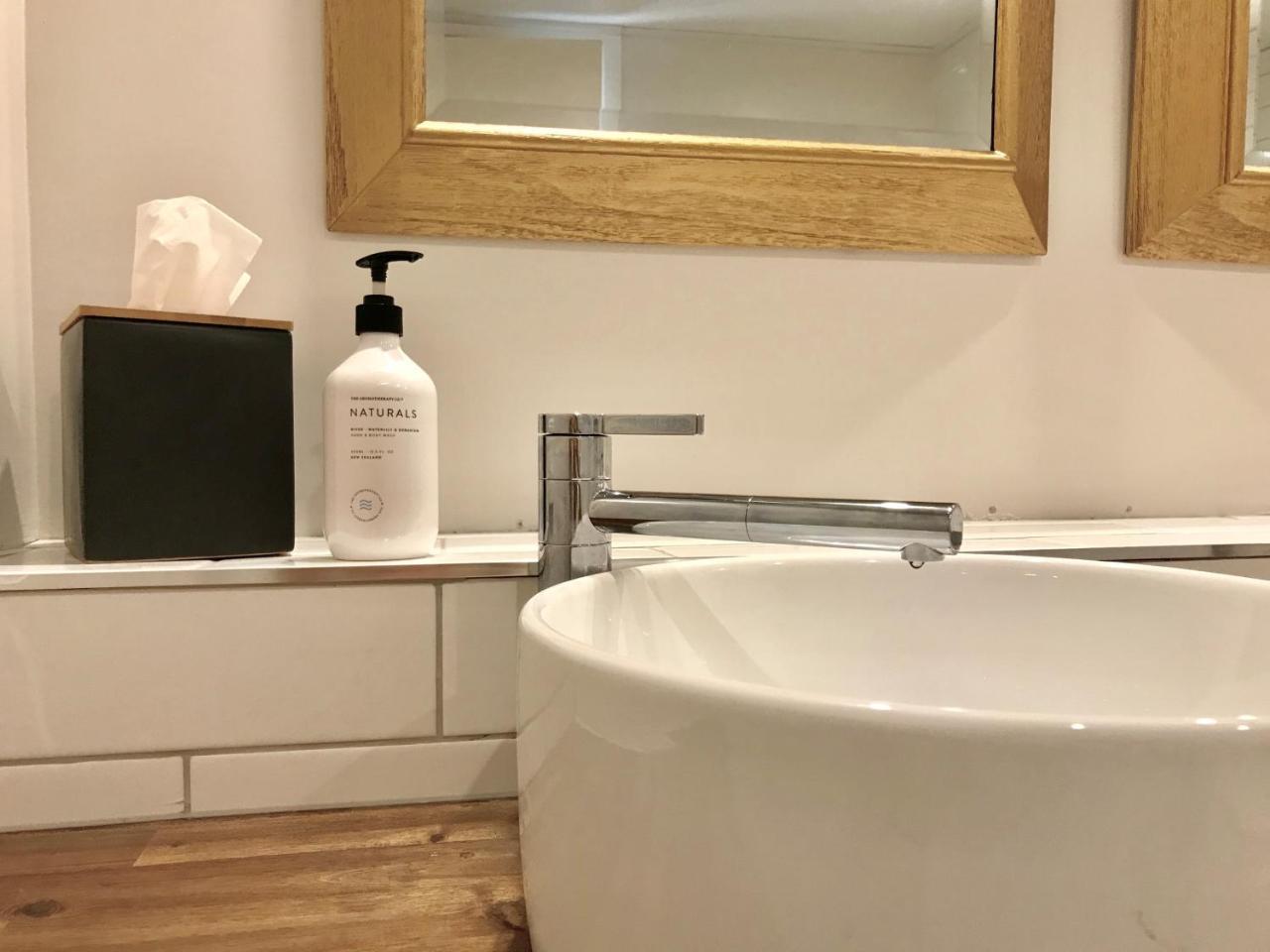 Lodge Hugo & Carters